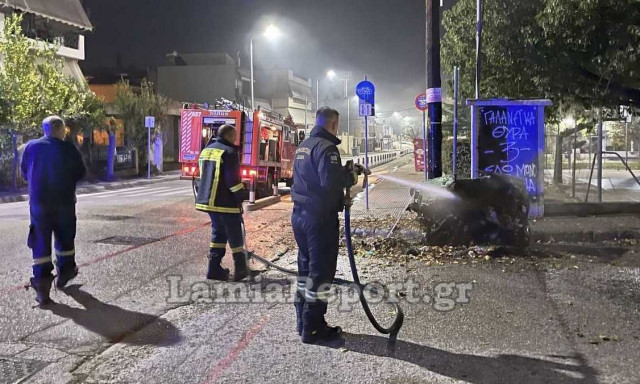 Επικίνδυνα «παιχνίδια» νεαρών κουκουλοφόρων στη Λαμία – Βάζουν φωτιές σε κάδους