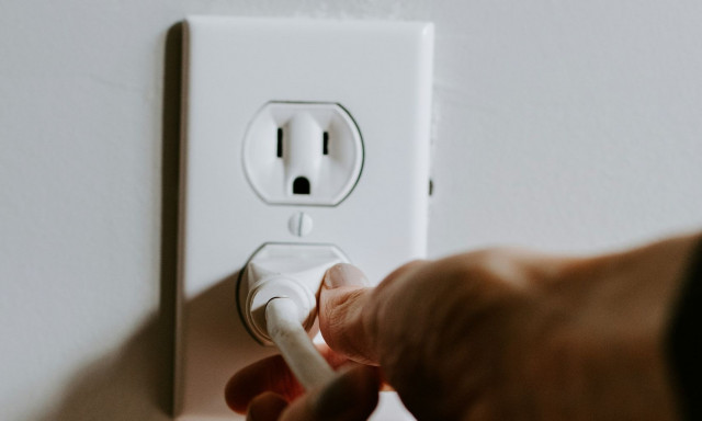 Προσοχή: Ποτέ μην συνδέετε αυτές τις συσκευές με πολύμπριζο