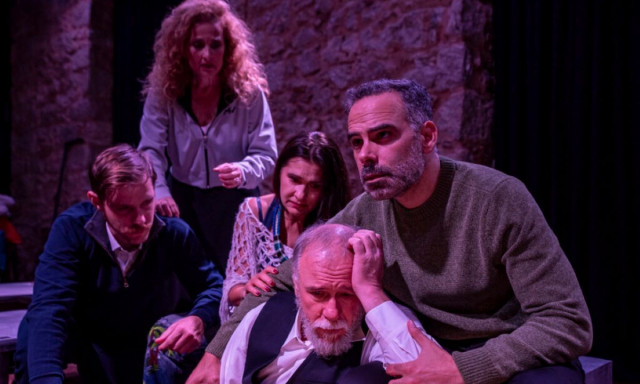 Θέατρο «Εν Αθήναις»: Παράταση έως τις 14 Ιανουαρίου για το «Κράτα με» του Geoffrey Nauffts