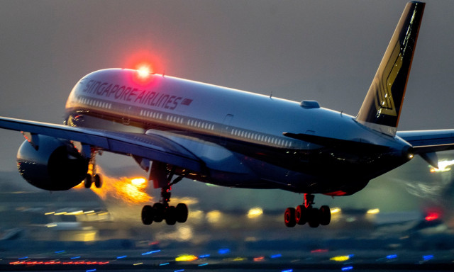 Σιγκαπούρη: 73χρονος επιτέθηκε σεξουαλικά 7 φορές σε 4 γυναίκες σε πτήση 14 ωρών