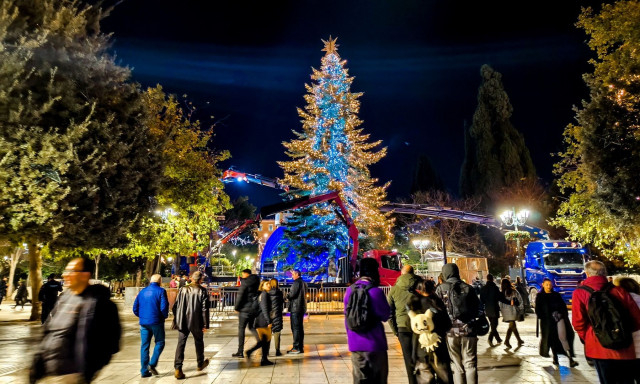 Αθήνα: Σήμερα θα ανάψει το χριστουγεννιάτικο δέντρο στην πλατεία Συντάγματος