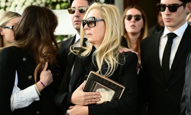 Κηδεία Λυμπέρη: Η αντίδραση της συζύγου του όταν είδε τον Κωστόπουλο - «Αντώνη, δεν θα το πιστεύεις»