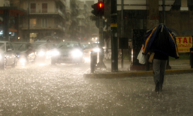 Κακοκαιρία: Κατολισθήσεις στον Ωρωπό - Έκλεισε μέρος του παραλιακού δρόμου