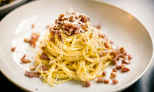 Η «εξέγερση» της καρμπονάρα: Ο λόγος που γνωστό εστιατόριο αρνείται πλέον να την σερβίρει