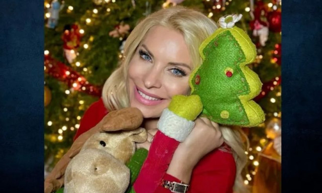 Ελένη Μενεγάκη: Οι ευχές της για καλά Χριστούγεννα μπροστά από το στολισμένο δέντρο