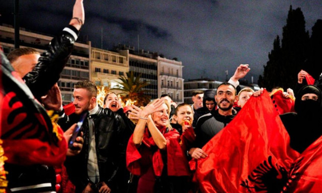 Αδιανόητο! Αλβανοί ύψωσαν σημαίες μπροστά στον άγνωστο στρατιώτη - Τα συνθήματα και οι χοροί