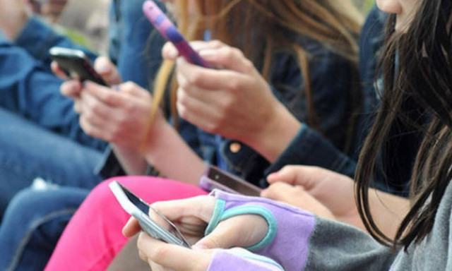 Κινητά στα σχολεία: 10.700 αποβολές μαθητών από την αρχή της σχολικής χρονιάς