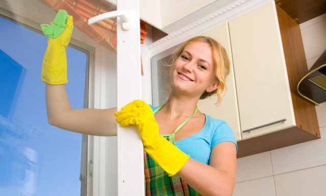 Αστραφτερά τζάμια με τα πιο απλά υλικά: Τα μυστικά που θα σας σώσουν χρήματα και χρόνο