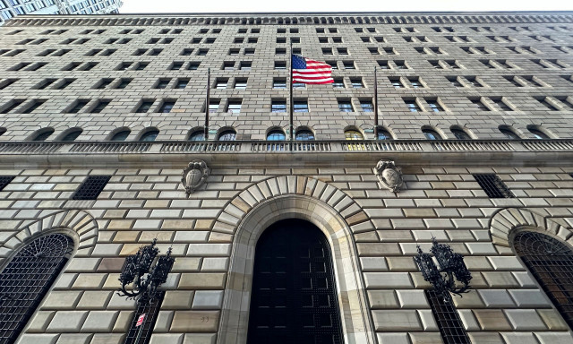 «Ίσως σταματήσει η μείωση των επιτοκίων από τη Fed», σύμφωνα με αναλυτές