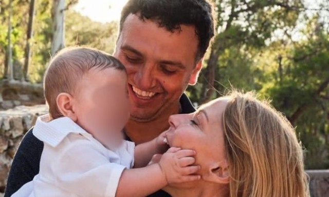 Τζένη Μπαλατσινού – Βασίλης Κικίλιας: Ο 4χρονος γιος τους φτιάχνει μπισκότα για τα Χριστούγεννα