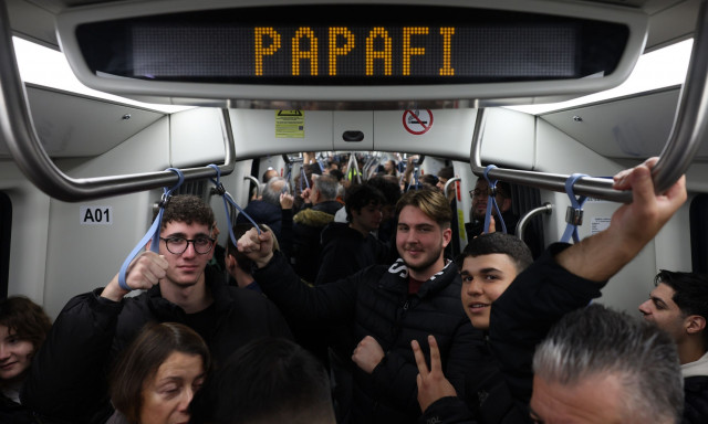 Κοσμοσυρροή στους σταθμούς του Μετρό Θεσσαλονίκης – Δείτε εικόνες από τα γεμάτα βαγόνια