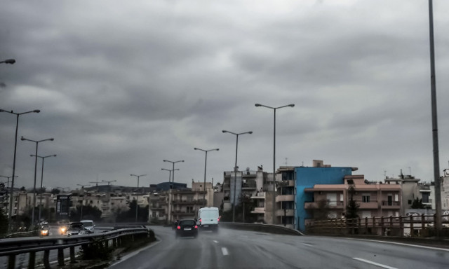 Κακοκαιρία Bora: Ξεκίνησε να «χτυπά» την Αττική - Έντονες βροχές στα βόρεια προάστια
