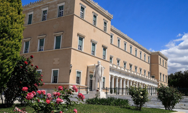 Αστυνομικός της Βουλής: «Θα σας βγάλω όλους τρελούς», έλεγε στη γυναίκα και τα παιδιά του