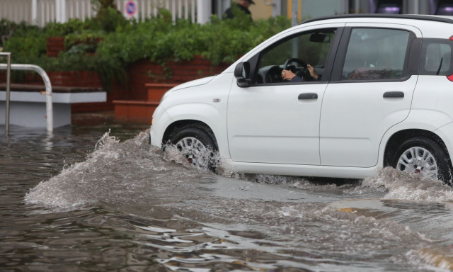 Διόνυσος: Εγκλωβισμένοι οδηγοί λόγω μεταφοράς φερτών υλικών από το βουνό