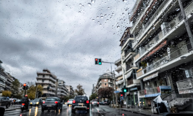 Καιρός: Καταιγίδες, βροχές και χιονοπτώσεις αναμένονται σήμερα - Πότε εξασθενεί η κακοκαιρία «Βοra»