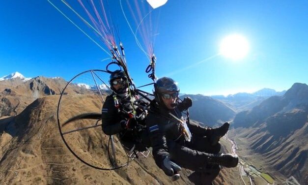 «Πιο ατρόμητα δίδυμα στο κόσμο»: Έσπασαν παγκόσμιο ρεκόρ - Πέταξαν 2.500 μέτρα πάνω από τις Άλπεις