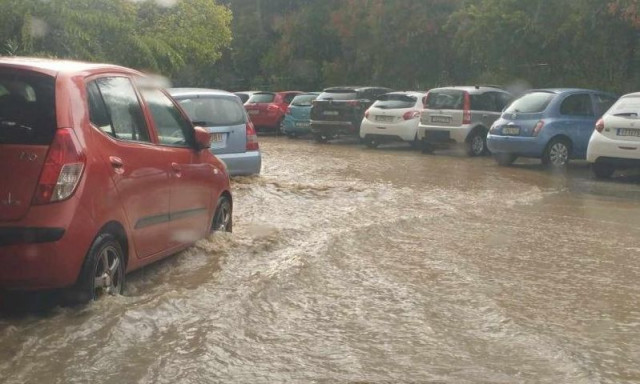 Ρόδος: «Μπήκε το νερό μέσα στο σπίτι, εγκλωβίστηκε κόσμος, παρασύρθηκαν ΙΧ», λέει κάτοικος