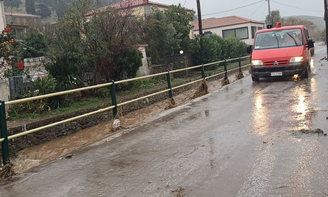 Κακοκαιρία BORA: Απαγόρευση κυκλοφορίας στη Λήμνο λόγω των προβλημάτων στο οδικό δίκτυο