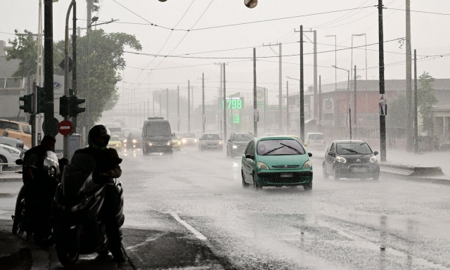 Ποσειδώνος: Μετ’ εμποδίων η κυκλοφορία προς Πειραιά λόγω υδάτων