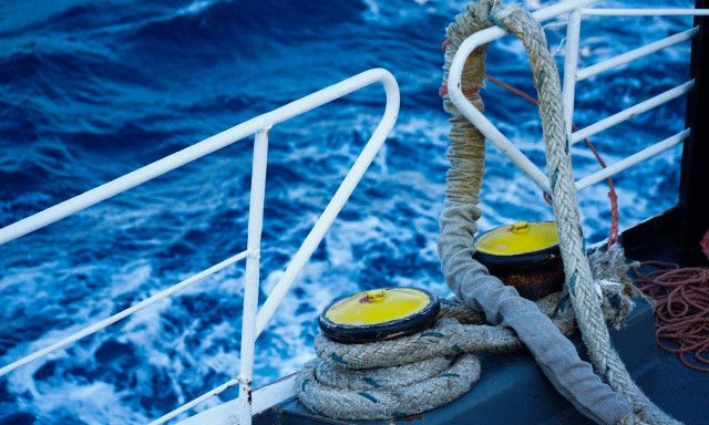 Μηχανική βλάβη πλοίου με 182 επιβάτες ανοιχτά της Αίγινας - Επιστρέφει στον Πειραιά