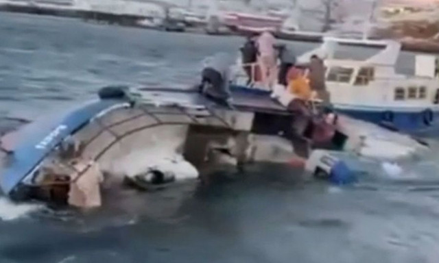 Τουρίστες σε σκάφος παρακολούθησης φαλαινών γλίτωσαν τον πνιγμό στο πάρα πέντε