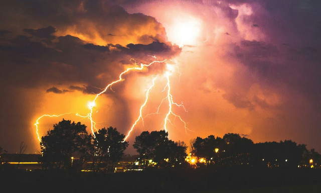 Συνεχίζει να σαρώνει τη χώρα η κακοκαιρία Bora – Συναγερμός για νέες καταστροφές σε πολλές περιοχές