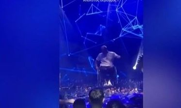 Η συγκινητική στιγμή που άνδρας χορεύει ζεϊμπέκικο με αναπηρικό καροτσάκι