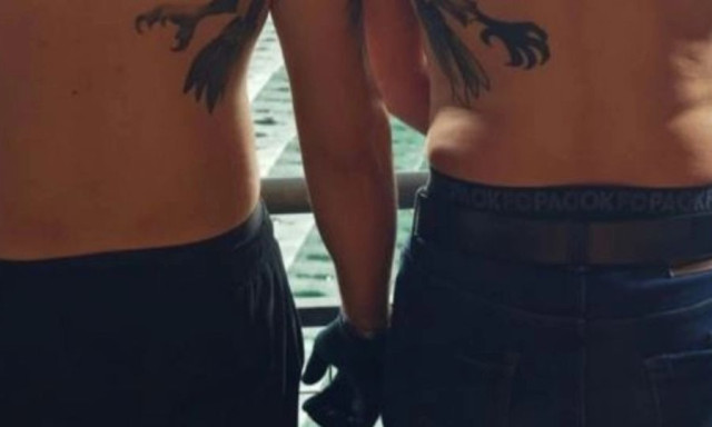 ΠΑΟΚτζήδες έκαναν τατουάζ μισό-μισό τον δικέφαλο στις πλάτες τους