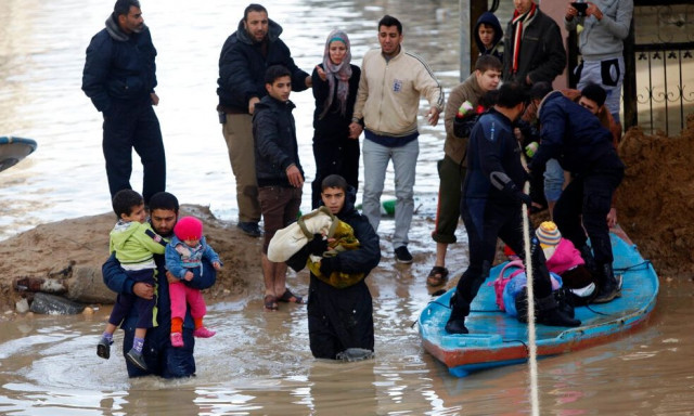 Ο χειμώνας της απελπισίας στη Γάζα: Βροχή, πείνα και κακουχίες- Ποδοπατούνται για ένα καρβέλι ψωμί
