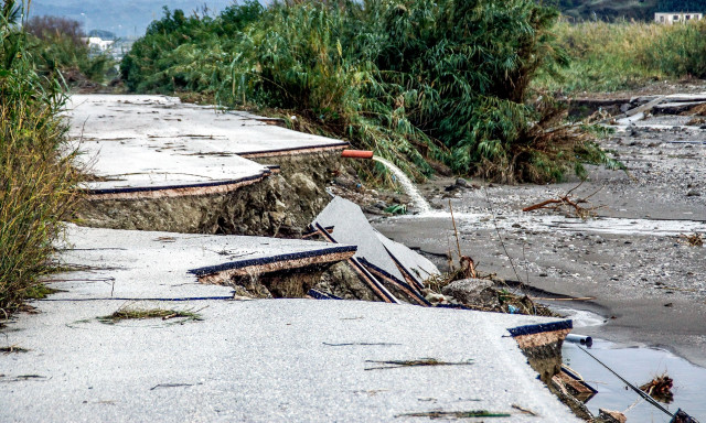Κόντρα υπουργείου - Περιφέρειας στις λάσπες της Ρόδου: Με το νόμο απαντάει ο Σταϊκούρας στα «καρφιά»