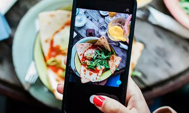 Οι επιστήμονες προειδοποιούν: Μην χρησιμοποιείτε το κινητό σας όταν τρώτε - Τι μπορεί να πάθετε