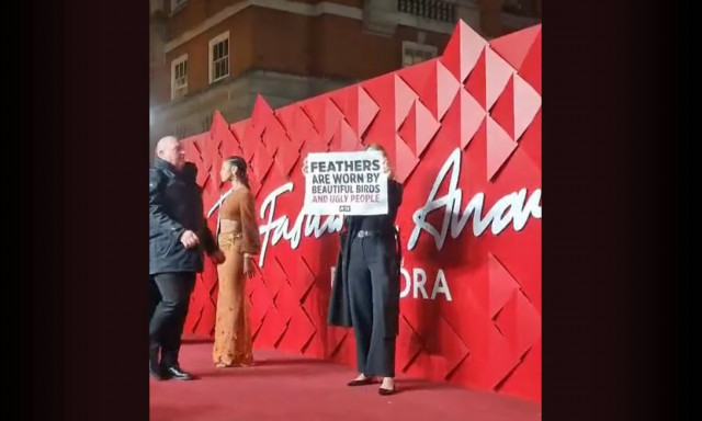 Αγγλία: Ακτιβιστές της PETA εισέβαλαν στο κόκκινο χαλί των Fashion Awards του Λονδίνου