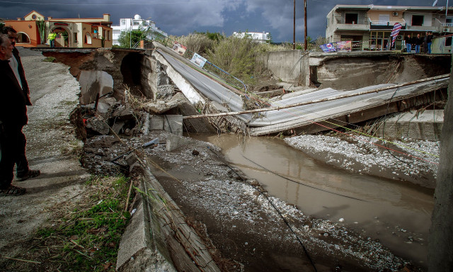Κακοκαιρία «Bora»: Μετρούν πληγές οι κάτοικοι της Ρόδου – Περιουσίες βυθισμένες στις λάσπες