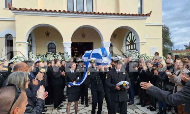 Πρέβεζα: Το τελευταίο αντίο στον 21χρονο καταδρομέα - Απαρηγόρητη η οικογένειά του