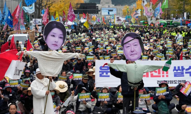 Χάος στη Νότια Κορέα: Ο υπό πολιορκία πρόεδρος, τα σκάνδαλα και ο ρόλος της «Μαρίας Αντουανέτας»