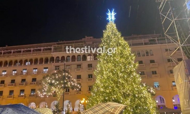 «Έλαμψε» η Θεσσαλονίκη: Κατάμεστη η Αριστοτέλους για την φωταγώγηση του Χριστουγεννιάτικου δέντρου