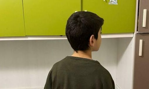 Εγκατέλειψε τον κωφό γιο της και του έκλεψε και το ακουστικό για να το πουλήσει