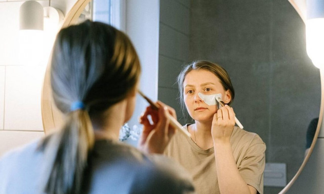 Αυτά είναι τα 7 λάθη που μας κάνουν να γερνάμε πρόωρα