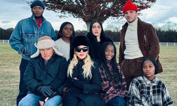 Μαντόνα: Σπάνια φωτογραφία με τον πατέρα της και τα έξι παιδιά της - «Έχουμε βιώσει πολλές απώλειες»