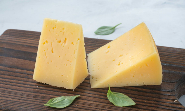 Το τυρί που είναι «ασπίδα» για την οστεοπόρωση – Μια μικρή ποσότητα την ημέρα αρκεί