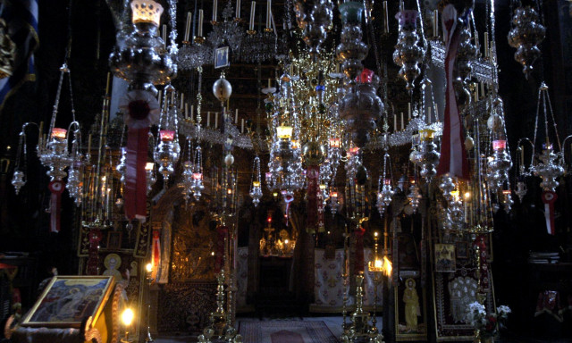 Ορχομενός: Καταδίωξη και σύλληψη άνδρα που έκλεβε καντήλια από νεκροταφείο