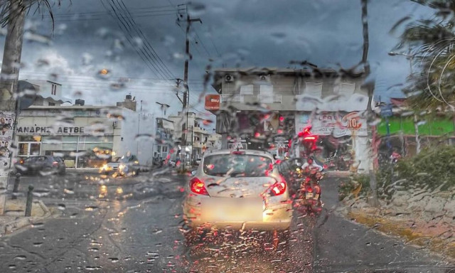 Οδήγηση στη βροχή: Τι πρέπει να προσέχουν οι οδηγοί