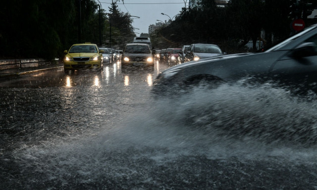 Καιρός: Πού στην Αθήνα υπάρχουν προβλήματα από τη σφοδρή καταιγίδα
