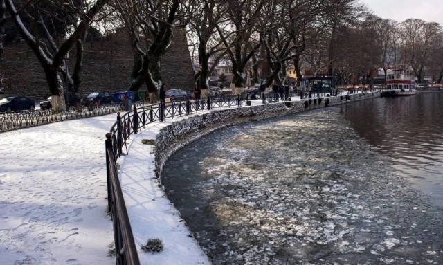 Ιωάννινα: 10 λόγοι για να επισκεφτείτε την πόλη φέτος τα Χριστούγεννα