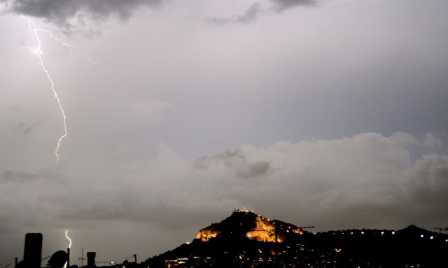 Καιρός: Ξεκίνησε η βροχή στην Αττική - Σε ποιες περιοχές είναι έντονα τα φαινόμενα
