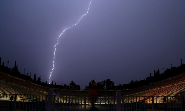 Καιρός Αθήνα: Ισχυρή καταιγίδα τώρα – Πώς θα συνεχιστούν τα φαινόμενα και τι ένταση θα έχουν