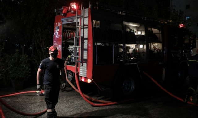 Φωτιά σε διαμέρισμα στο κέντρο της Αθήνας - Στο νοσοκομείο ο ένοικος με σοβαρά εγκαύματα