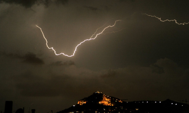 Καιρός Αθήνα: Σφοδρή καταιγίδα τώρα με δεκάδες κεραυνούς – Δείτε τον χάρτη