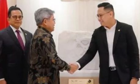 Το μαρμάρινο γλυπτό «Μηχανισμός των Αντικυθήρων» στο κοινοβούλιο της Ινδονησίας