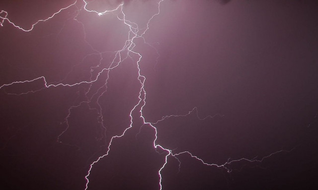 Κεραυνός διέκοψε ματς στην Κομοτηνή - Τραυμάτισε τον διαιτητή!